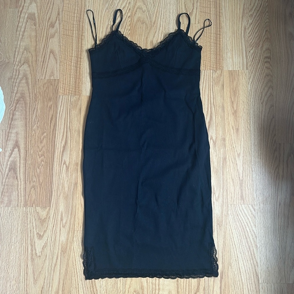 Midi black ribbed dress with lace detailing